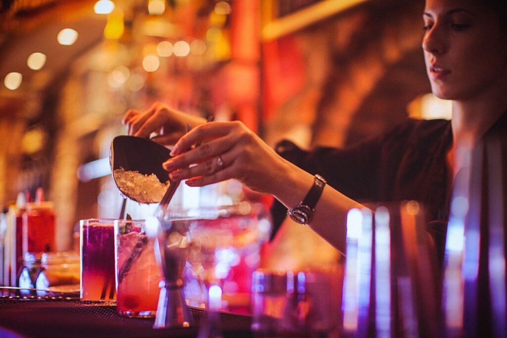 Four Qualities That A Great Bartender Possess - Career Tips Info