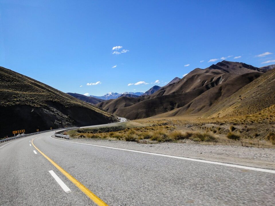 Many roads in New Zealand come with spectacular scenery